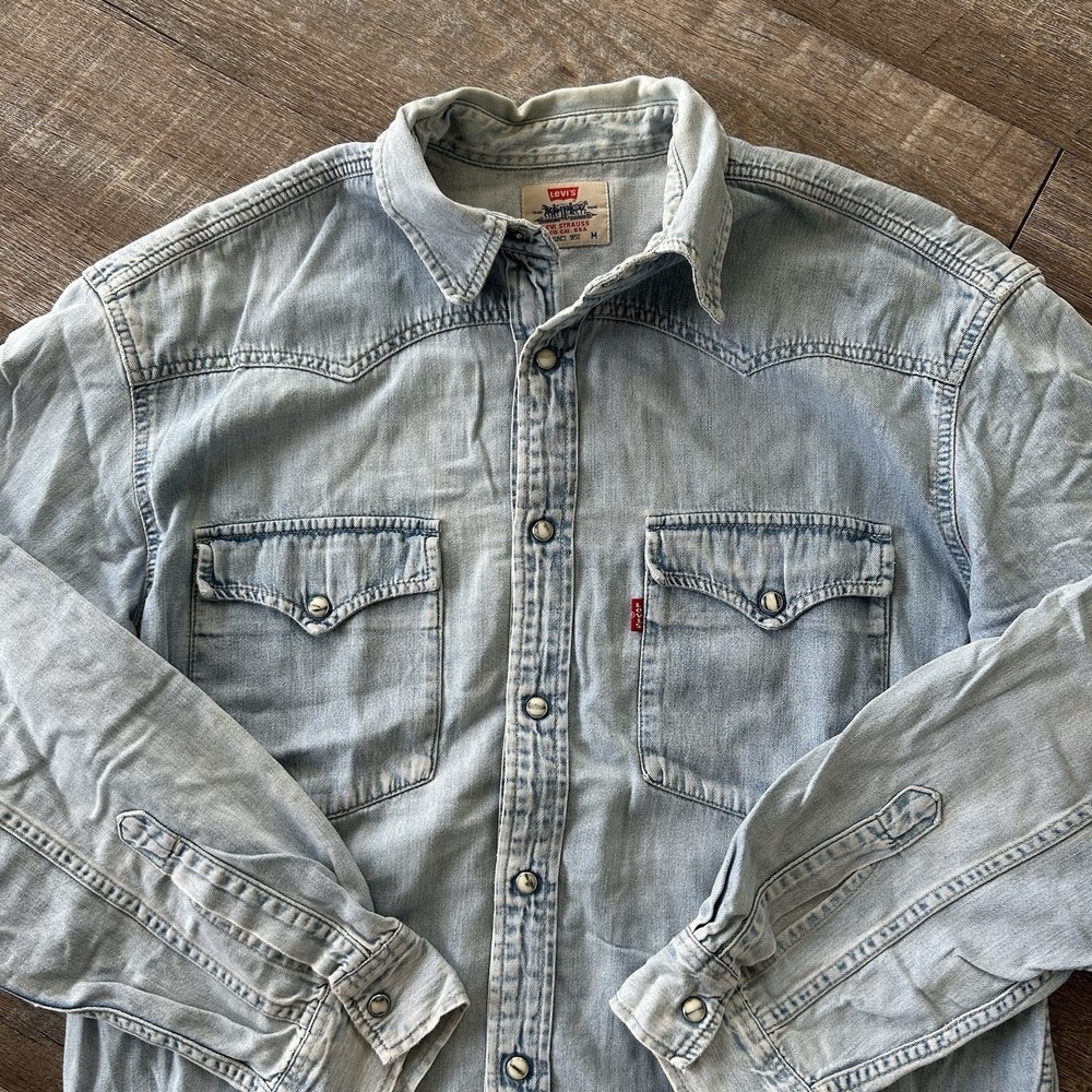 Vintage Levi's Denim Pearl Snap Button Down Shirt Distressed Faded M Red Tab